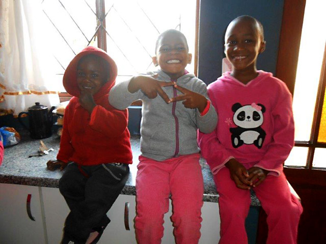 Foto dreier lachender Kinder